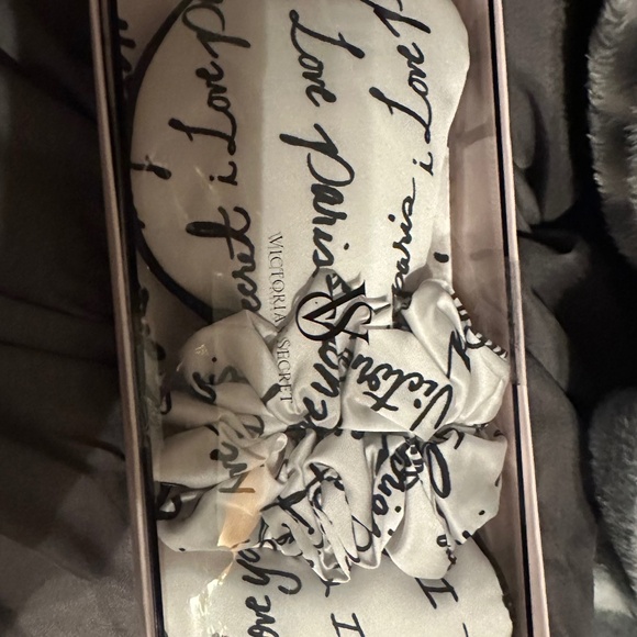 New Victoria’s Secret sleep set pillowcase eye mask and scrunchie - Picture 1 of 4